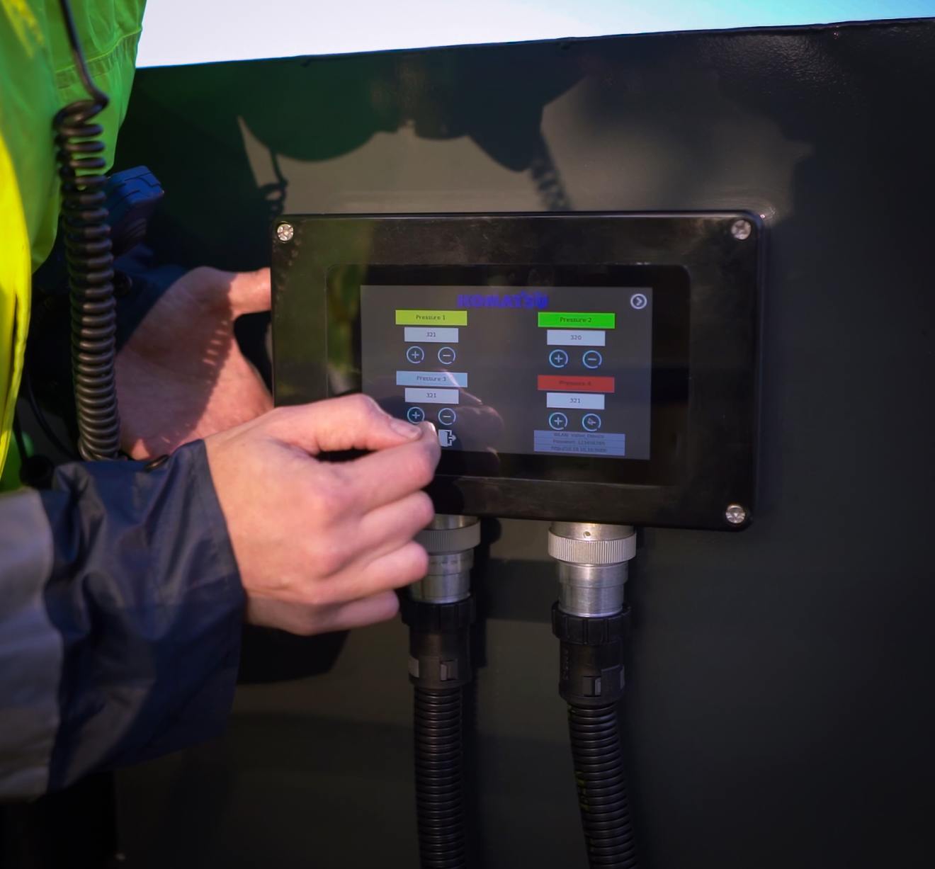 Komatsu präsentiert innovative Ventileinstellvorrichtung mit sicherem und ferngesteuertem Betrieb für Großhydraulikbagger 